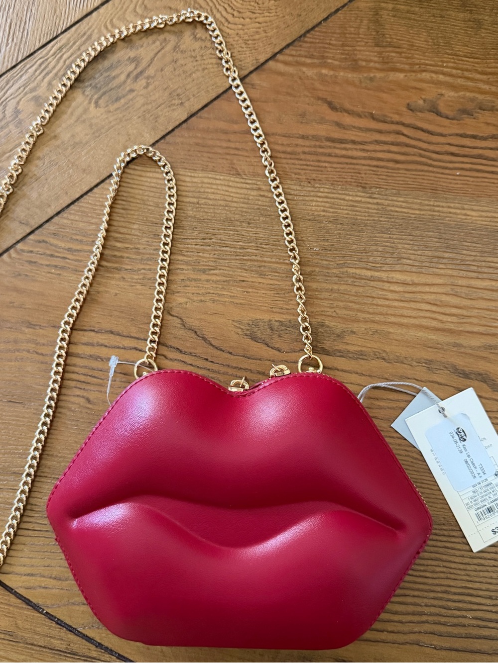 Red Lip-Shaped Crossbody Bag with Gold Chain